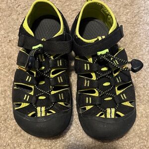 Kids Size 2 Keen Outdoor Sandals